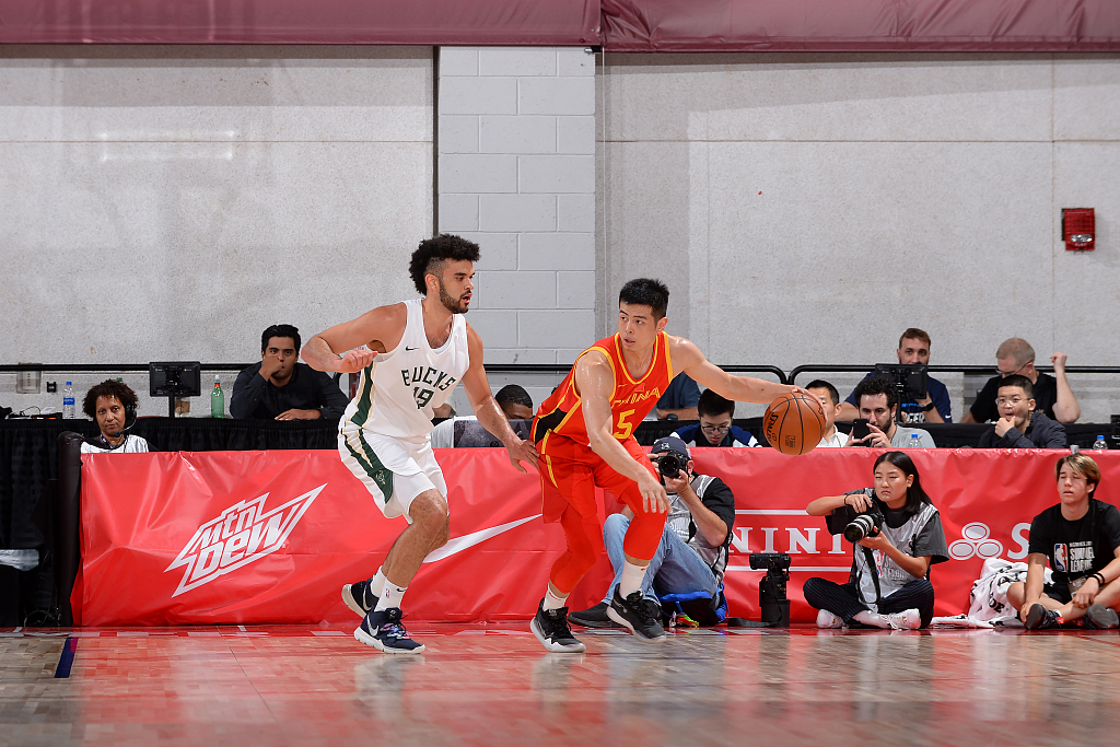 雄鹿轻取南韩男篮,克莱送出助攻 雄鹿轻取南韩男篮,克莱送出助攻