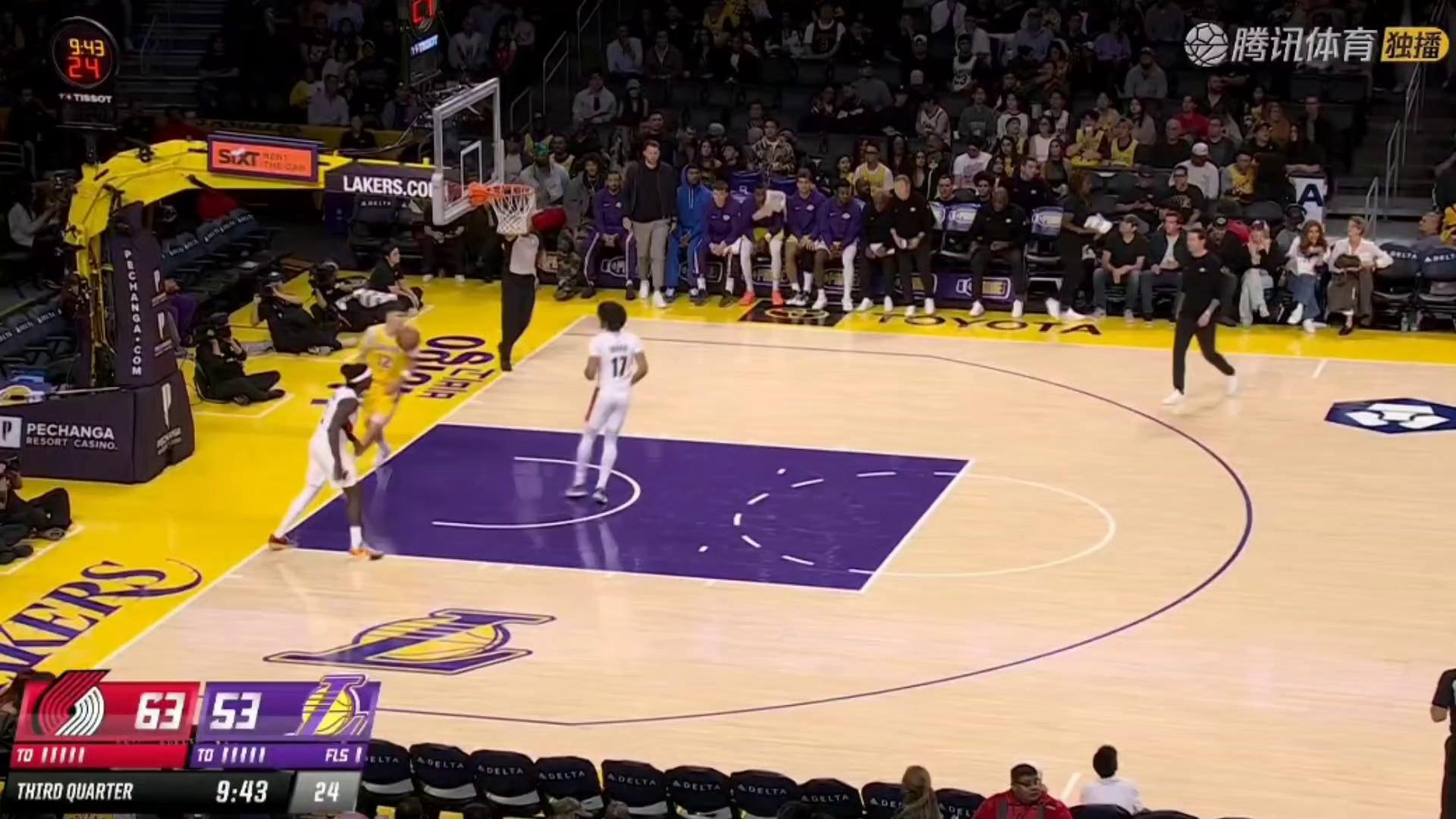 骑士力克湖人,霍勒迪点燃赛场的简单介绍 骑士力克湖人,霍勒迪点燃赛场的简单介绍