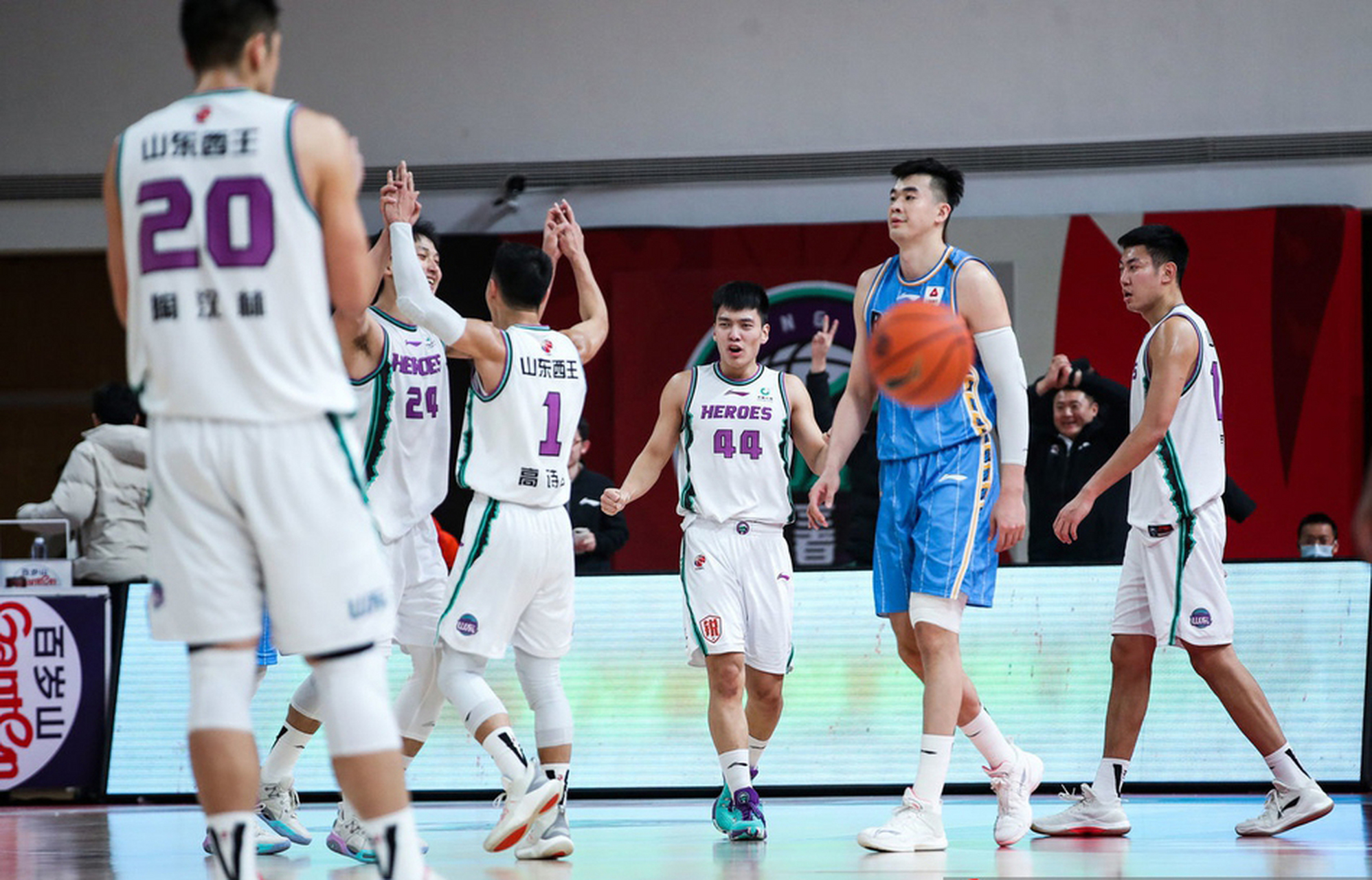 深圳队逆转吉林队，高诗岩带队取胜