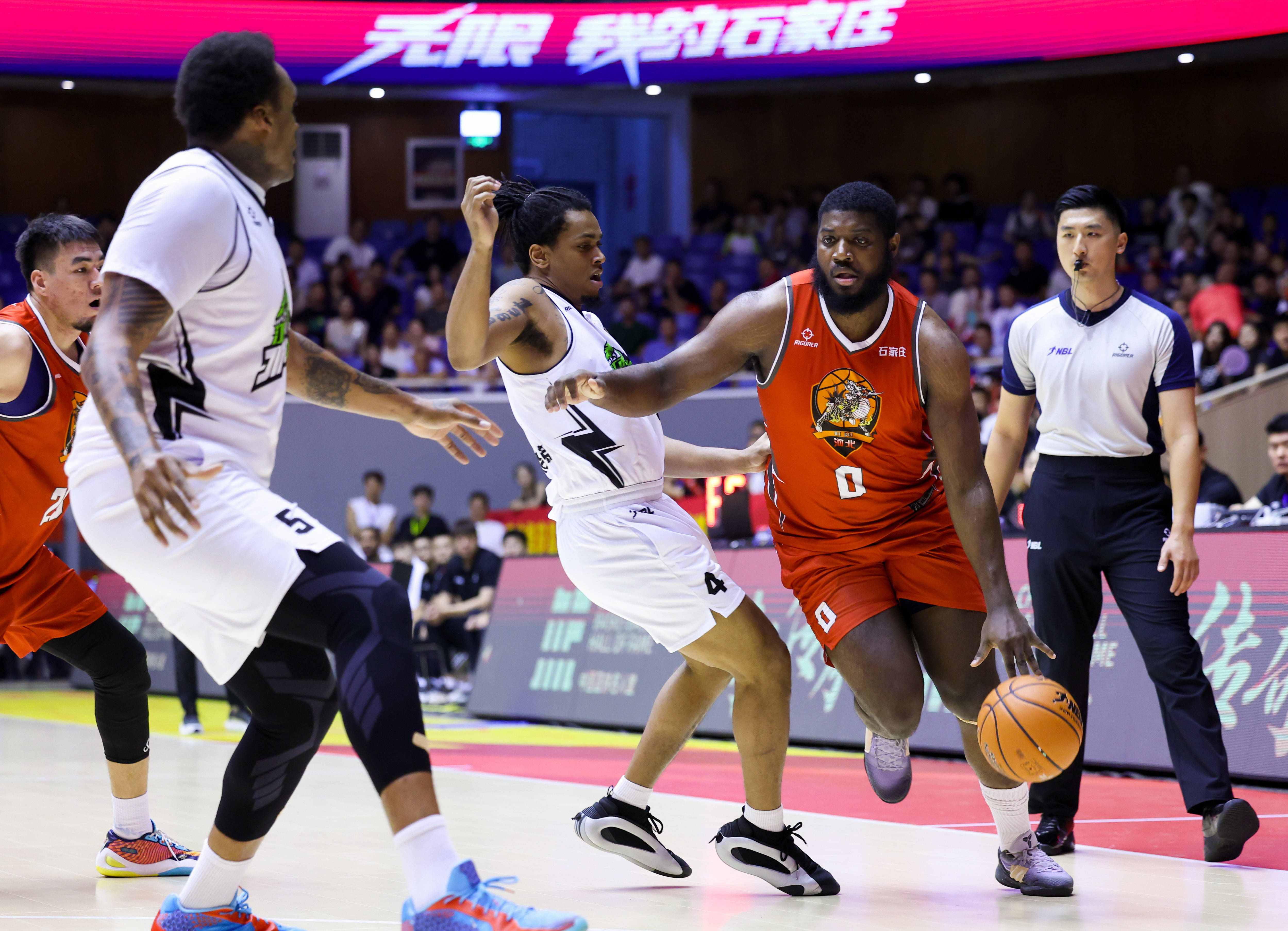 职业篮球联赛发生激烈角逐，胜负难分的简单介绍