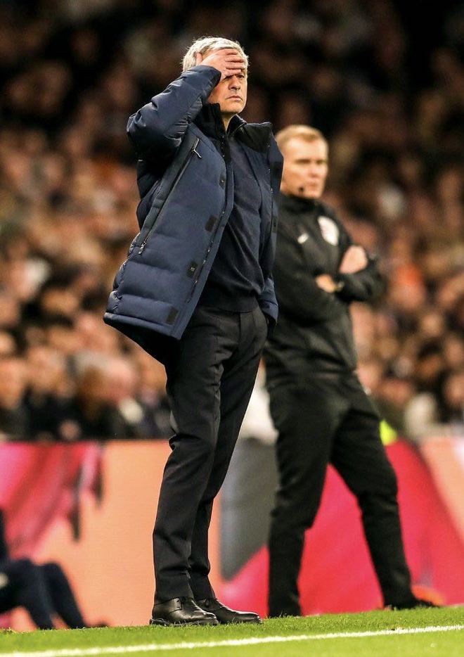 乌克兰队后卫成绝对防守核心，坚守球门