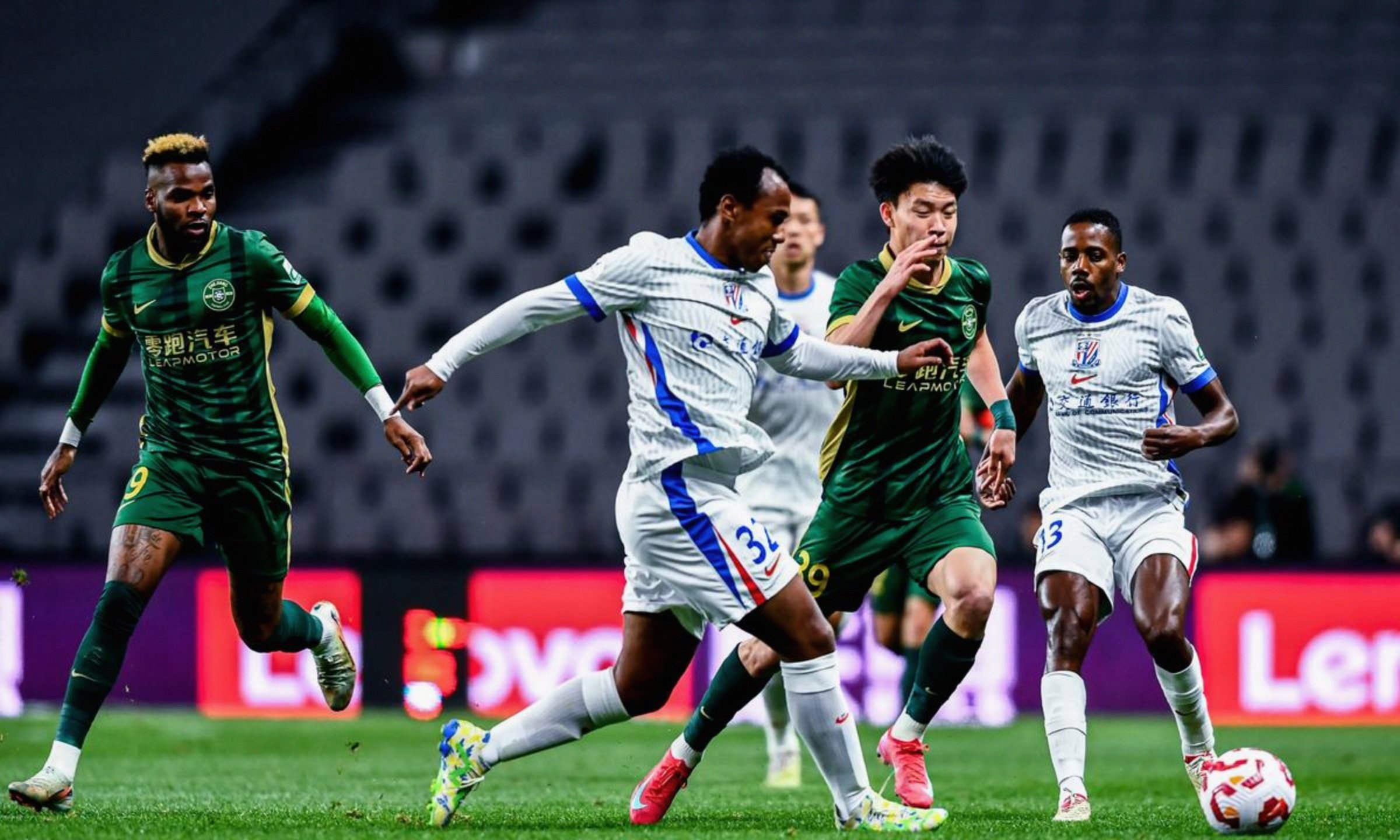 中超球员个个奋力拼搏,比赛现场热力澎湃的简单介绍 中超球员个个奋力拼搏,比赛现场热力澎湃的简单介绍