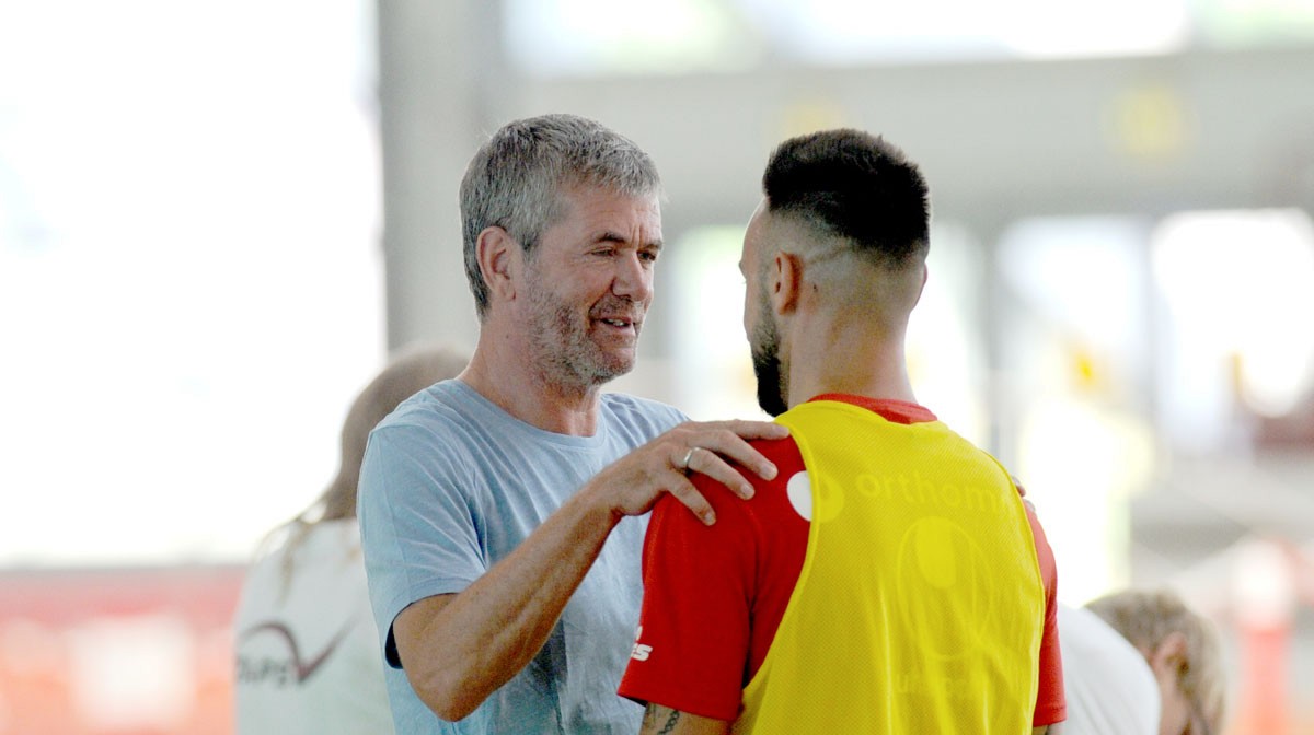 关于杜塞尔多夫球员共同努力为球队增添力量的信息