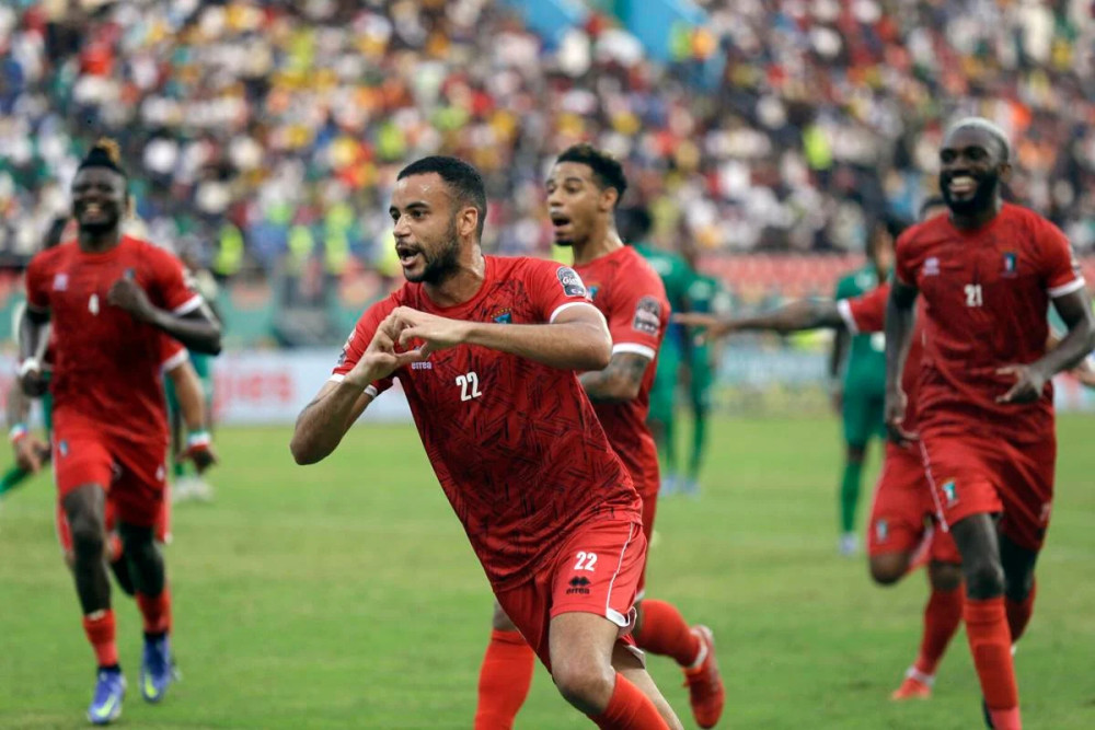 包含几内亚队力克对手，助球队提前晋级的词条