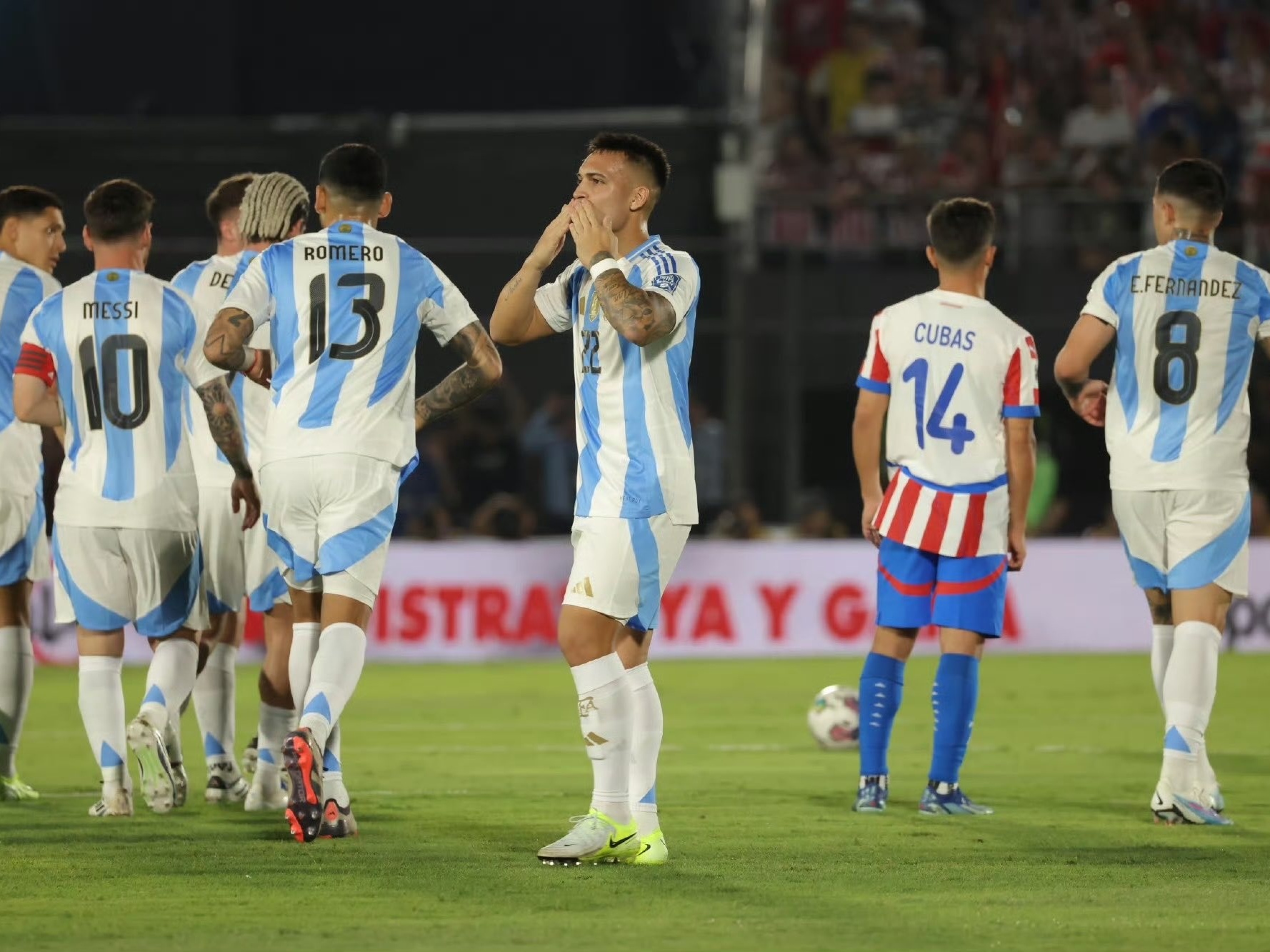 南美甲足联赛，阿根廷队获胜