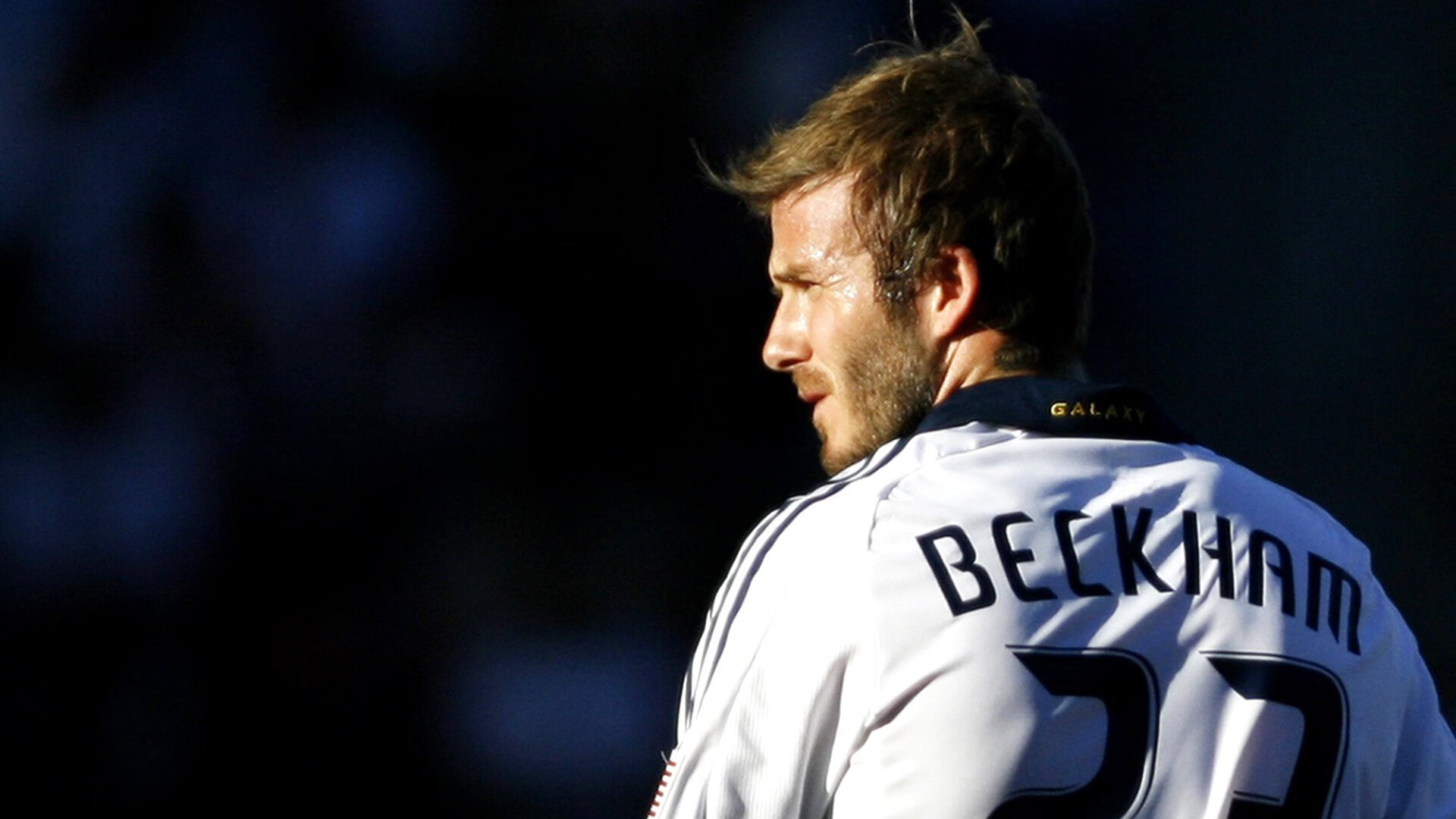 绿茵场与硬木地，德甲争冠焦点战与雄鹿掀翻开拓者的双城记