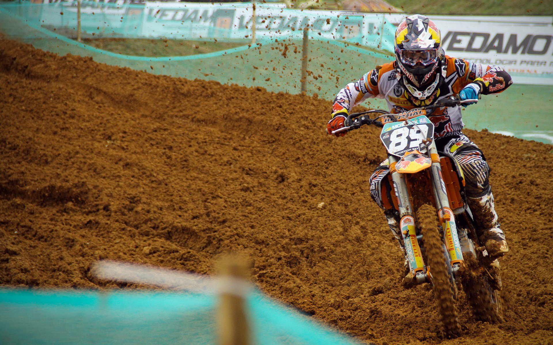 苏格兰节奏掌控卡塔尔，法比尼奥成为关键先生